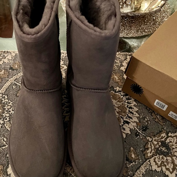 NIB UGG Classic Short II - Women Size 8 - Picture 5 of 12